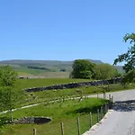 The Hive Lodge Cabin With 3 Peak Views, Ribblehead, Settle